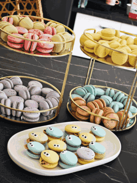 Barevné makronky na stojanech